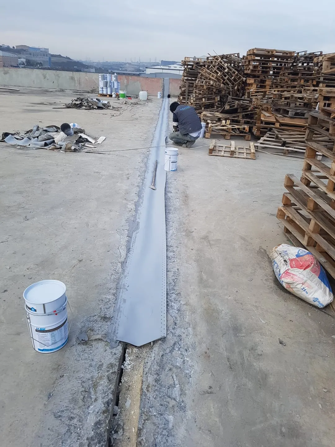 Dilatasyon derz su yalıtımı uygulama ekibi — mekanik profil ve enjeksiyon