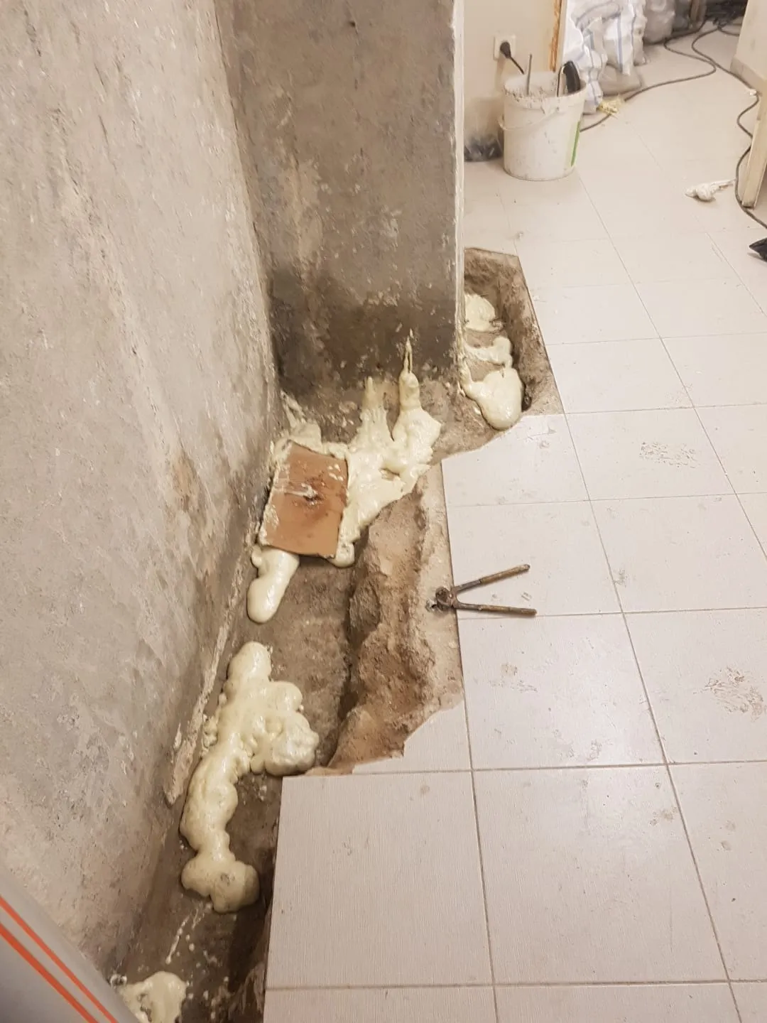 Enjeksiyon su yalıtımı uygulama ekibi — basınçlı enjeksiyon