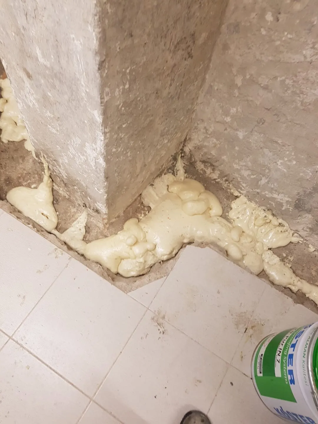 Enjeksiyon packerlarının çatlak boyunca yerleştirilmesi